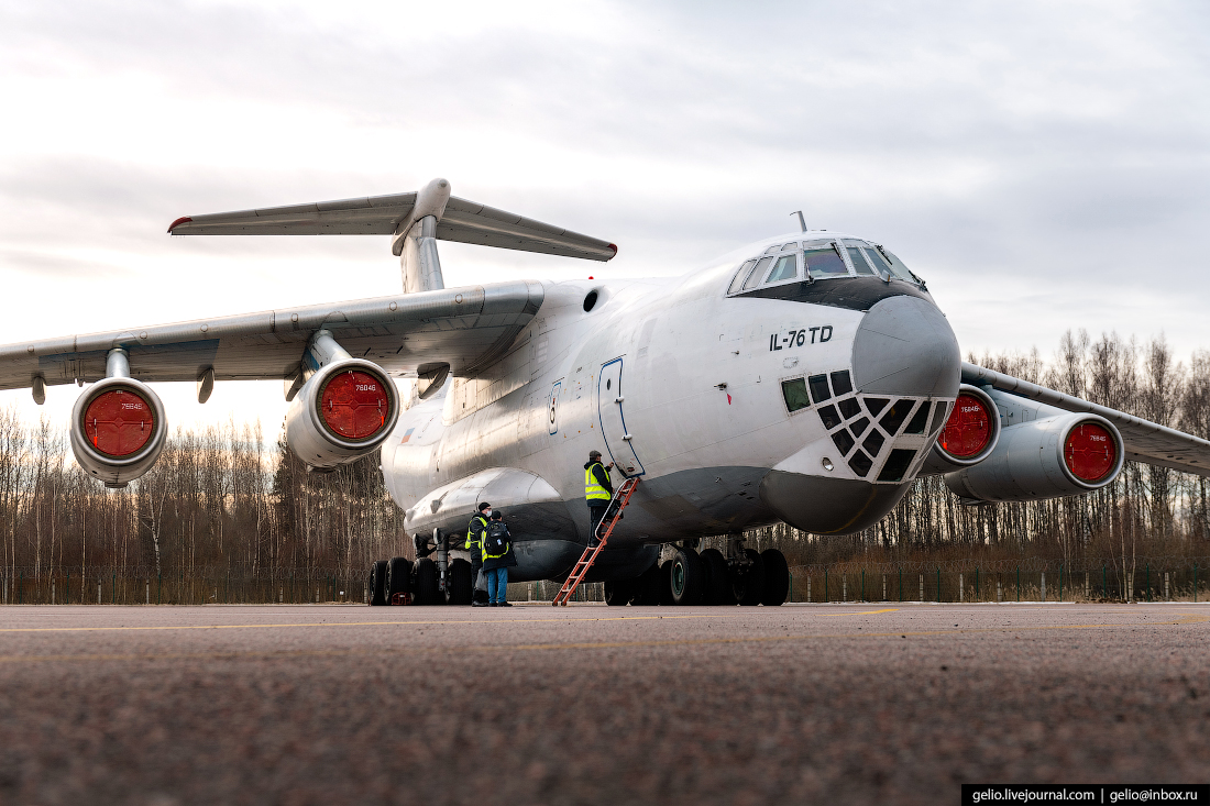 Вертолёт летит на самолёте — вылет Ил-76ТД на Шпицберген 