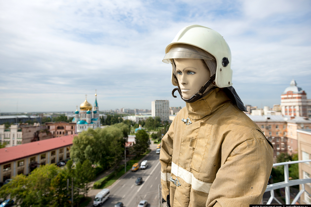 Бывшему омск. Достопримечательности и знаменитые люди города Омска. Достопримечательности города Омска человек. Известные люди в городе фотографии. Достопримечательности Омска фото с людьми.