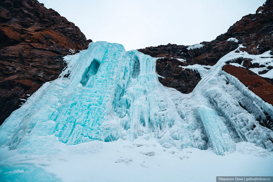 Водопад Красные камни во льду 
