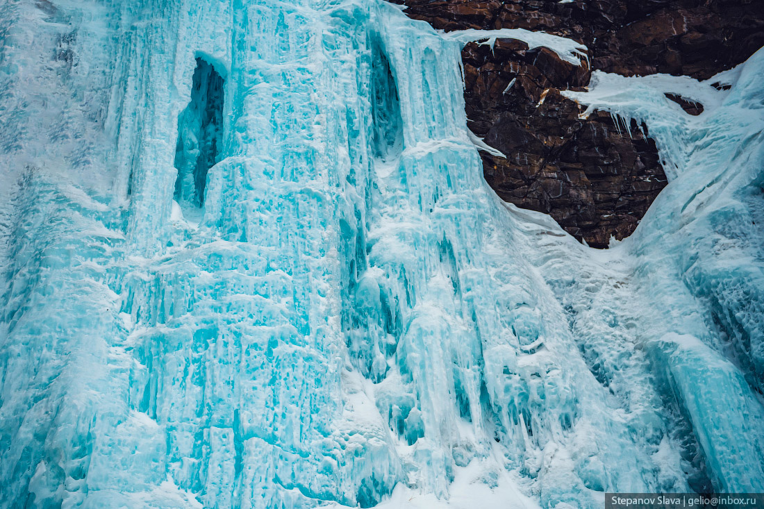 Водопад Красные камни во льду 