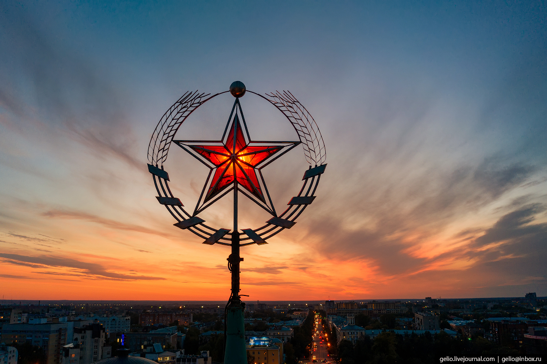 Ярославль с высоты Здание бывших Вознесенских казарм сталинка
